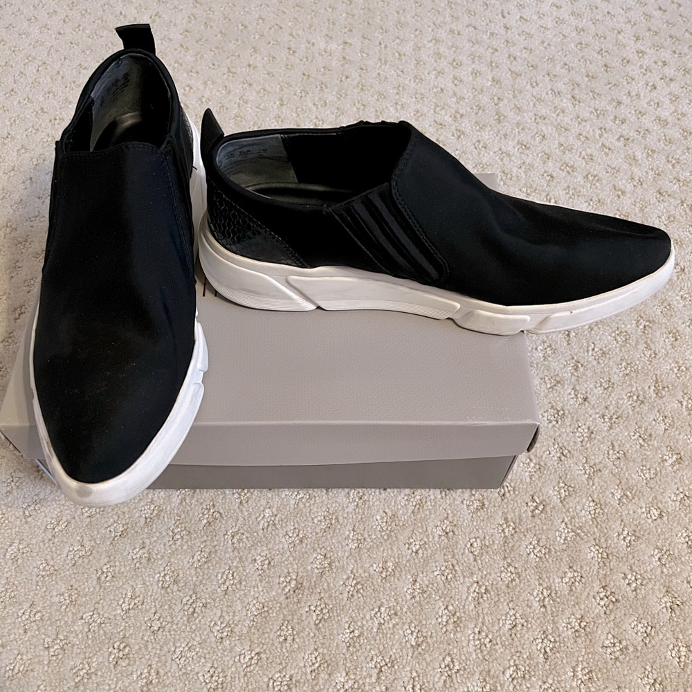 Franco Sarto thick soled dress sneaker - black - size 9
